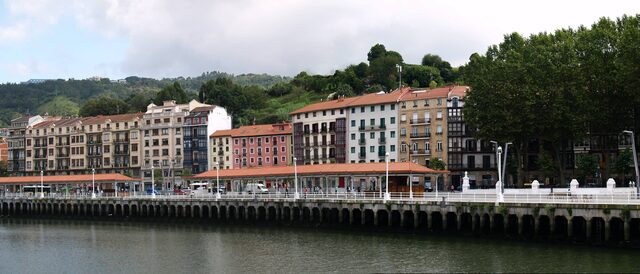 Edificios en una ribera urbana