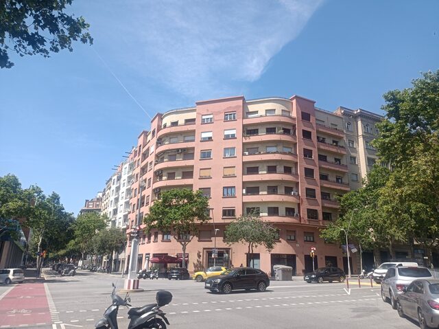 Avenida con edificios residenciales